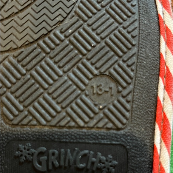 Kids Green Grinch and Max Slippers - Picture 6 of 6